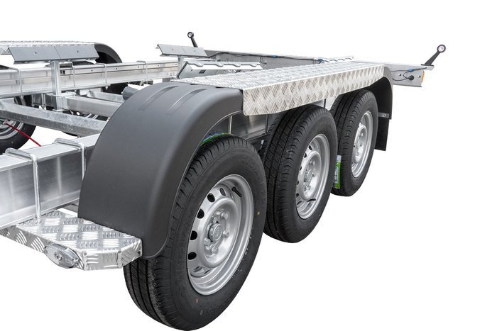 REMORQUE EN ALUMINIUM À TROIS ESSIEUX POUR LE TRANSPORT DE BATEAUX UNITRAILER SAIL 3500/3 ALU PTAC 3500 KG